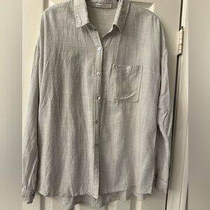 Button down lightweight shirt. Feels like linen. Size M/L